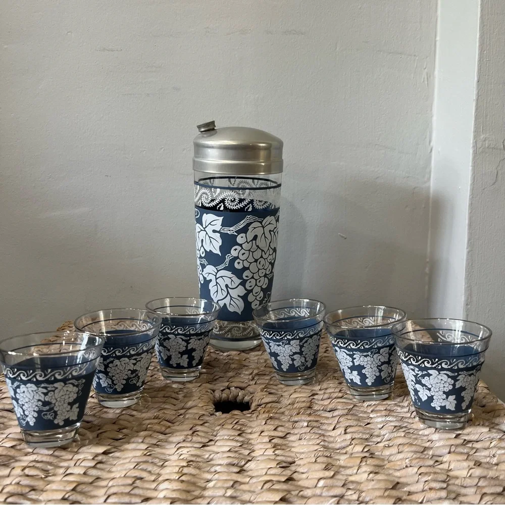 Vintage Rare Hazel Atlas Cocktail Shaker Wedgewood Grape Vine Pattern & 6‎ glass